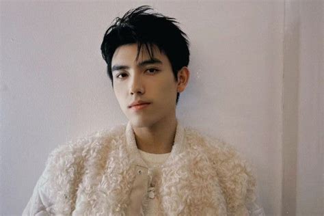 Chen Feiyu's agency addresses leaked photos of him .